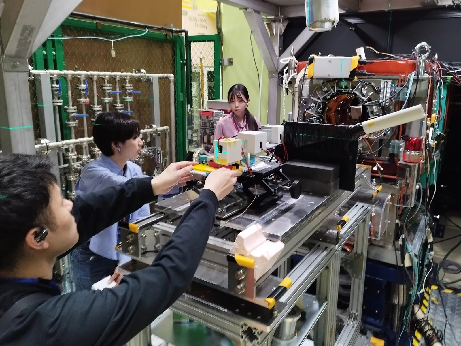 J-PARC D1 ラインのビームライン上で装置の準備をする学生スタッフ