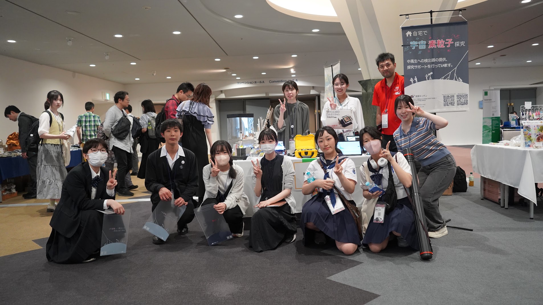 進捗報告会で参加メンバーが発表している様子