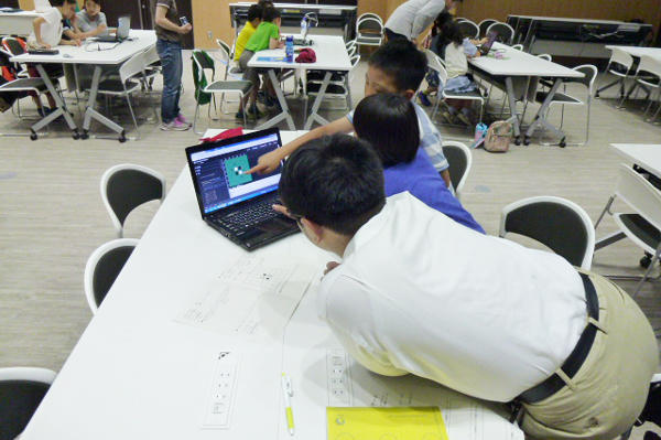 東北大学でのリバーシAI講座、参加者がノートPCに向き合う