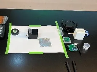 机の上に並べた、分解した状態の検出器の部品