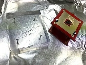 シンチレータに光センサーの基板をグリスで貼り合わせたところ