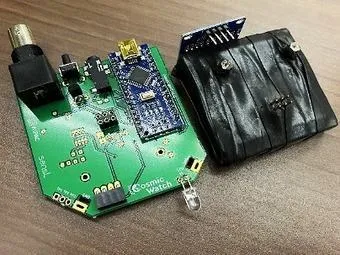 黒い遮光テープを巻いたシンチレータとデータ収集基板