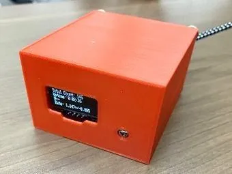 ケースに収めて画面に計数が表示された検出器
