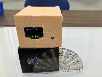 分度器で検出器の傾きを合わせる