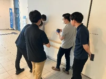 建物の階を移って検出器の計数を確かめる参加者