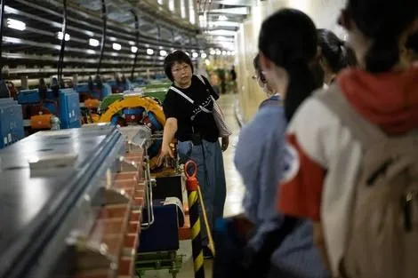 KEK の加速器トンネルを歩く参加者