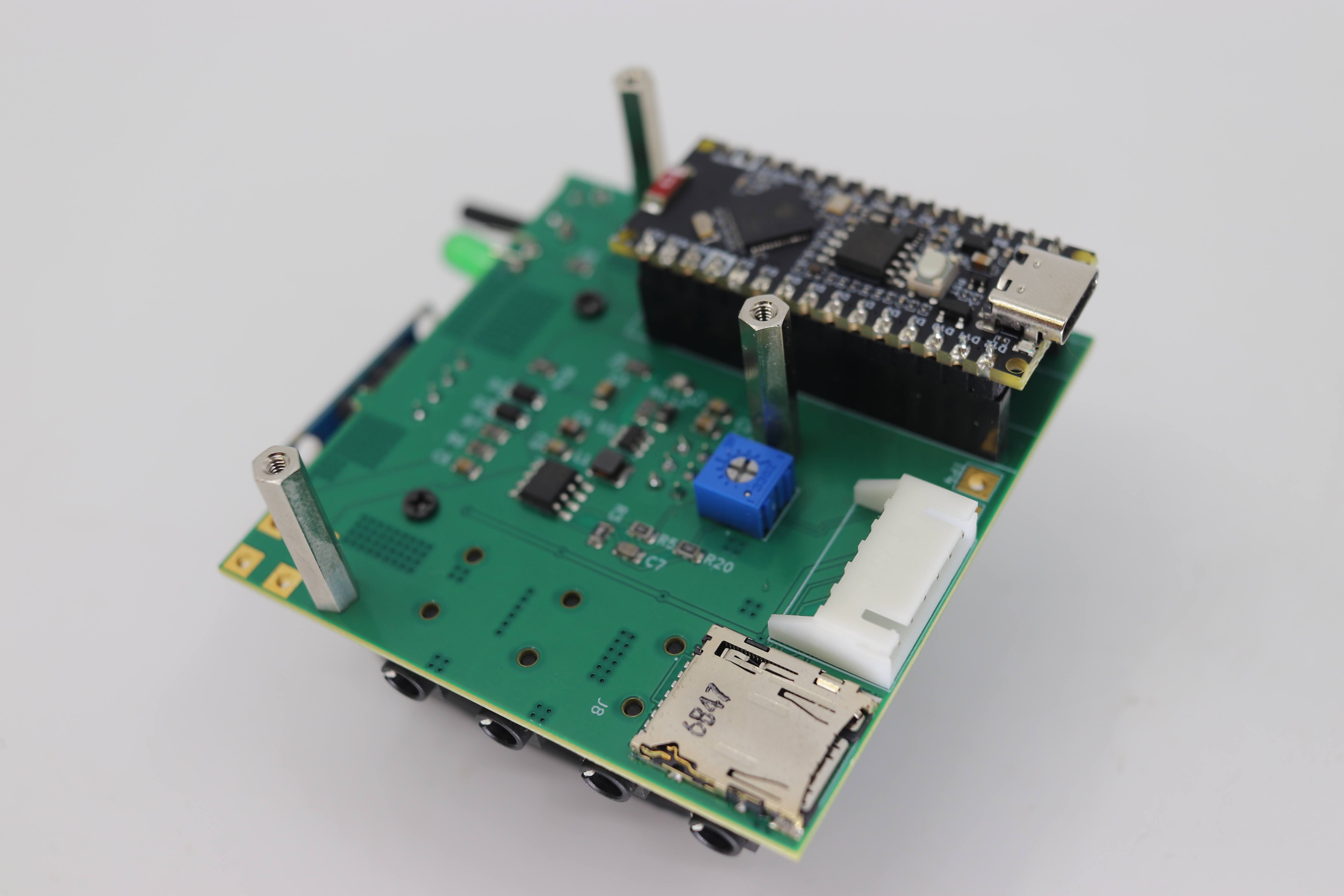 シンチレータを外した読み出し基板。Arduino Nano ESP32、microSD スロット、ゲイン調整のトリマが見える