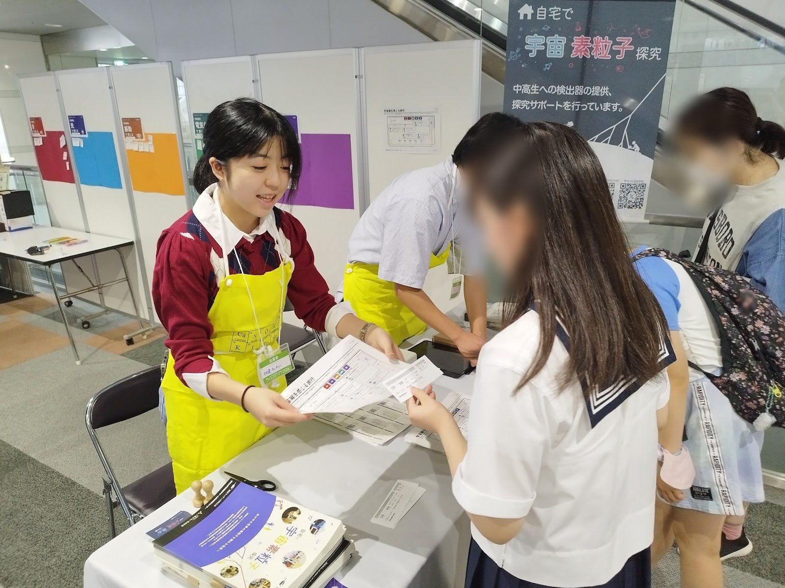 A student explaining how to read the pass to a visitor