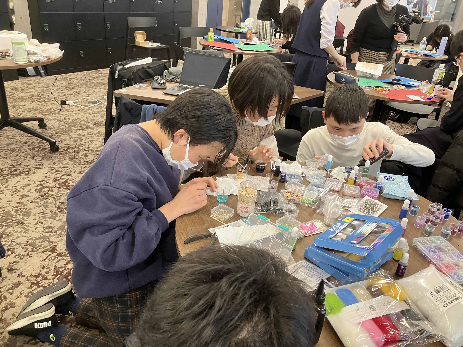 ものづくり工房で制作に取り組む参加者たち