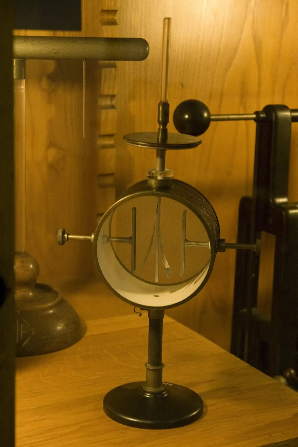 ローマ大学に保存されている箔検電器。円筒の窓の中に金箔が見える