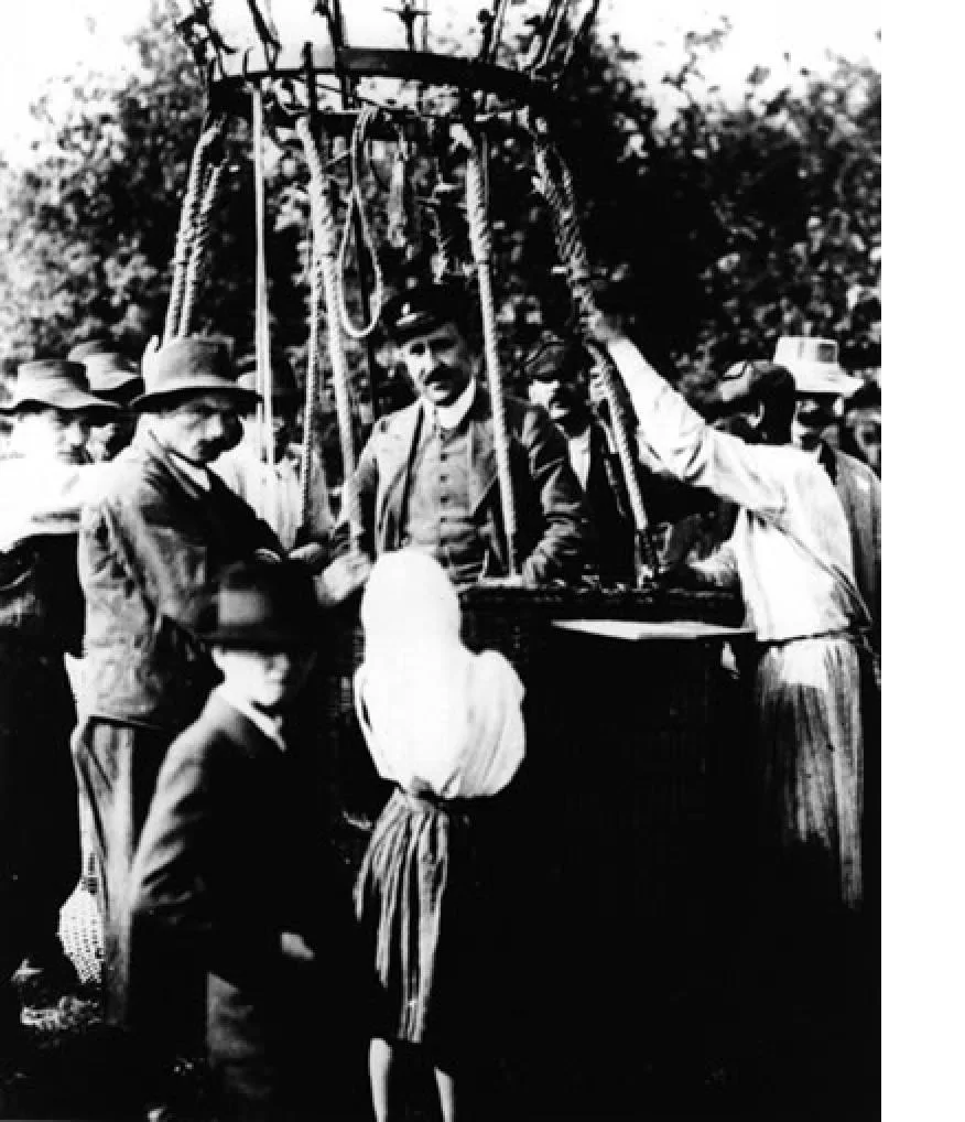 1912年8月、気球飛行から戻ったヴィクトール・ヘス（かごの中央）
