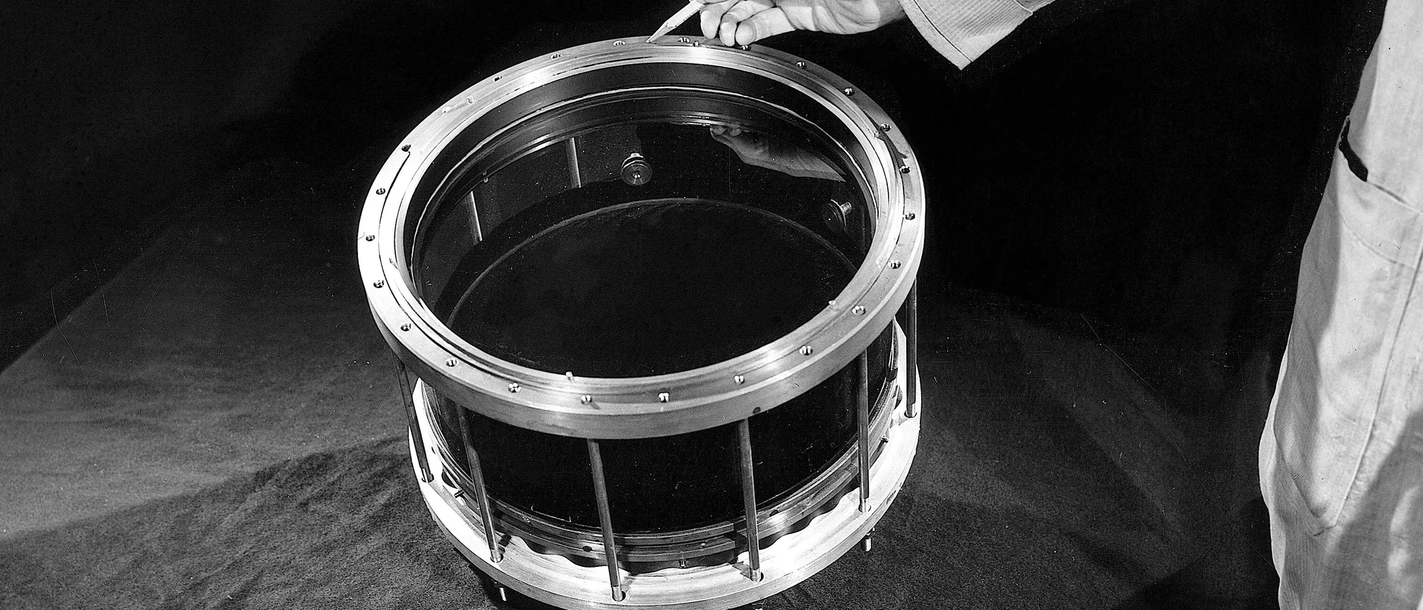 1955年ごろ、宇宙線の研究に使われた大きなウィルソン霧箱(ブルックヘブン国立研究所)
