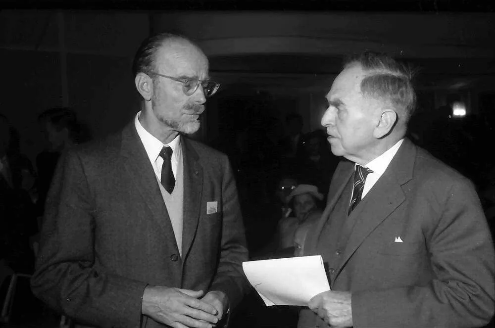 会議の場で話すピエール・オージェ（左、眼鏡の人物）とオットー・ハーン（右）（1959年）