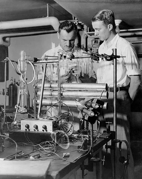 宇宙線の測定装置を前にしたアーサー・コンプトン(左)と大学院生のルイス・アルバレス(右)(1933年)
