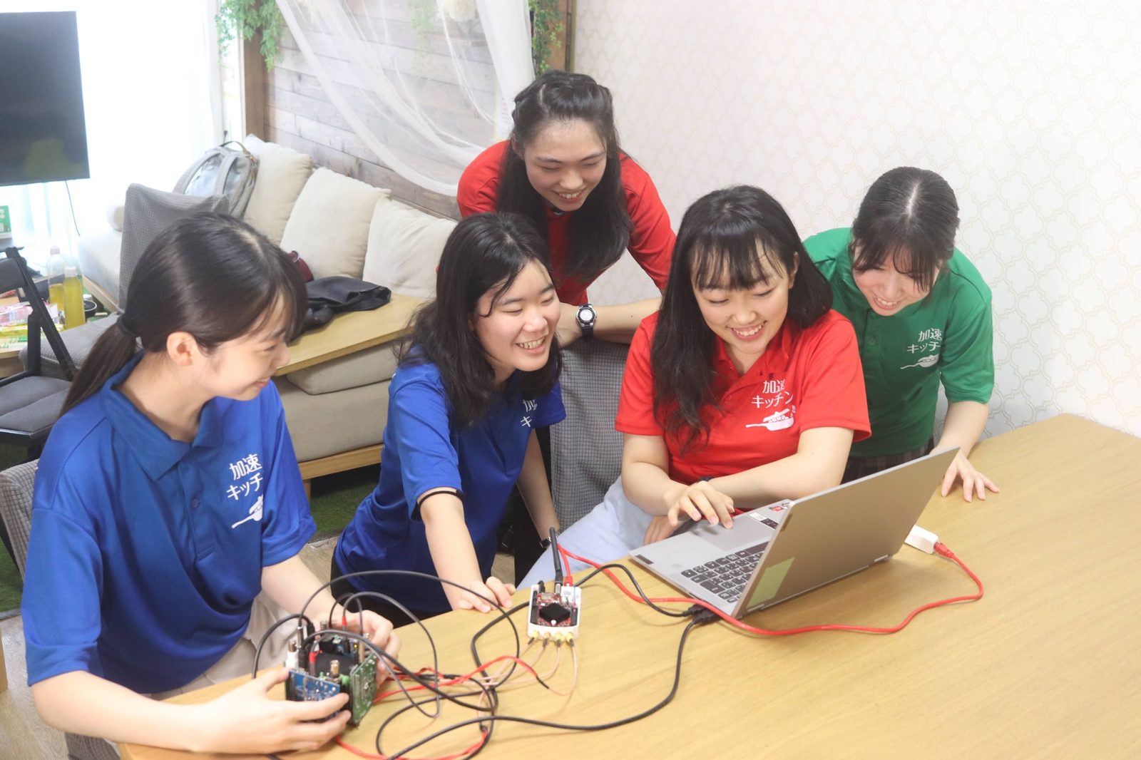 日本でノートPCをつないで検出器の動作チェックを行うSakura Particlesのメンバー5人