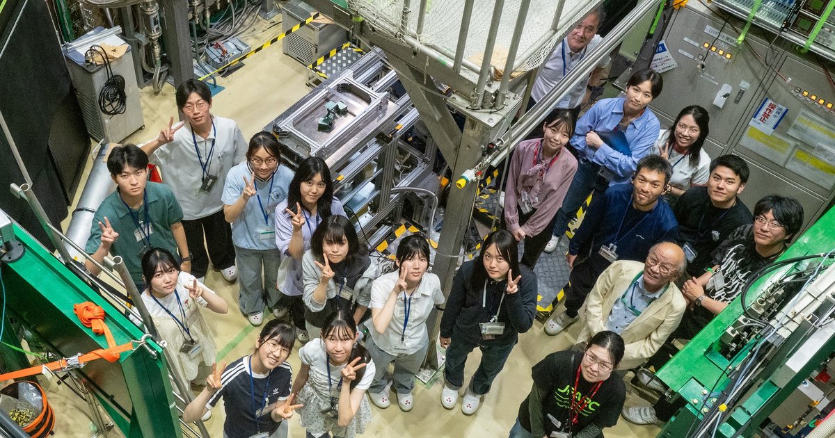 Junior- and senior-high students conducting a muon-beam experiment at J-PARC